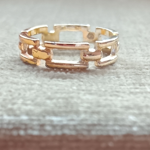 Elegant Gold-Toned Women's Band Ring - Picture 3 of 8